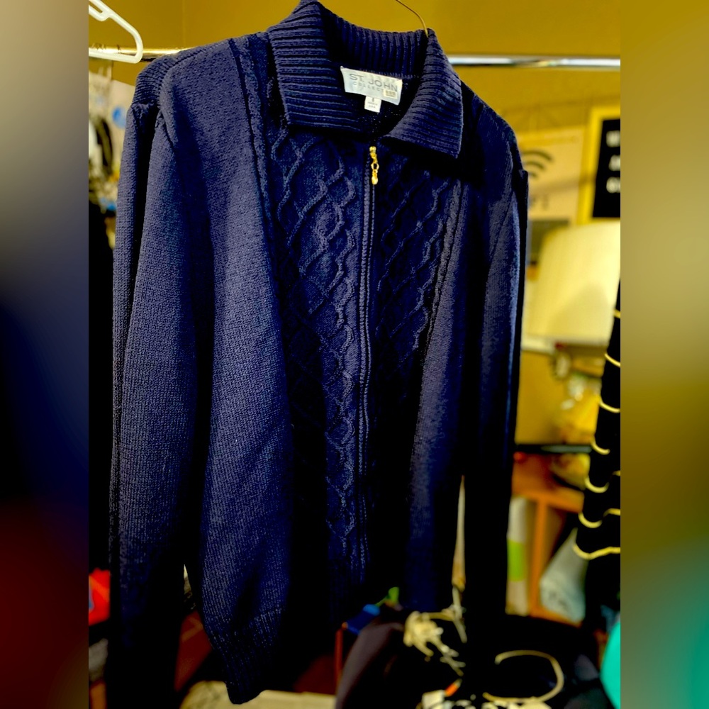 St.John zippered cardigan. Size 6.